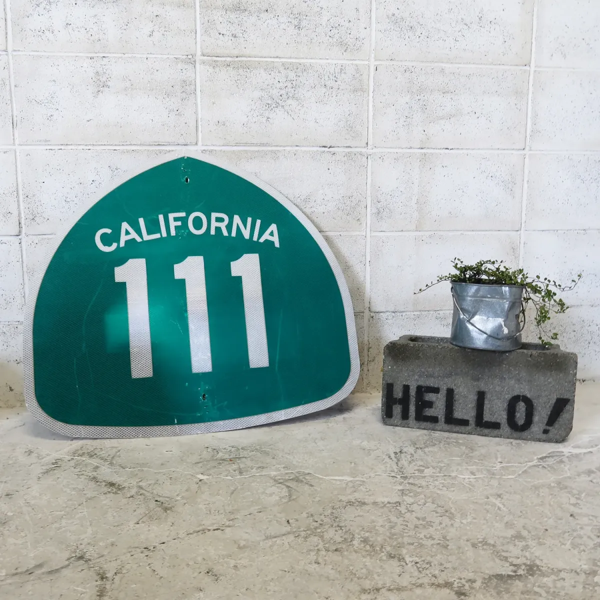 CALIFORNIA 111 ロードサイン