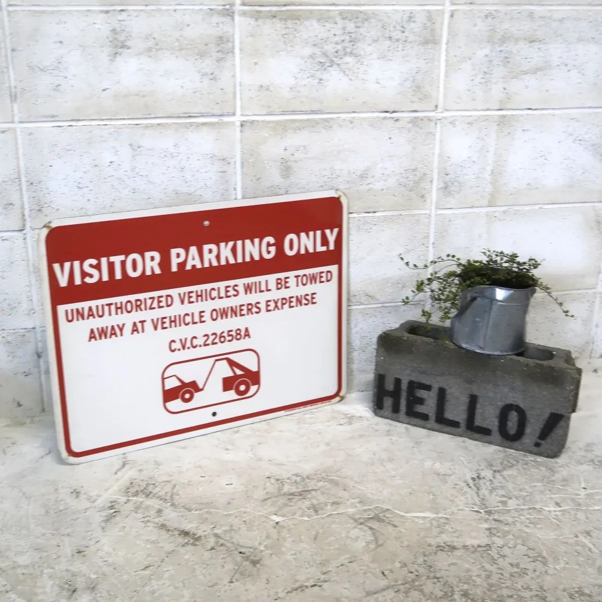 ロードサイン VISITOR PARKING ONLY