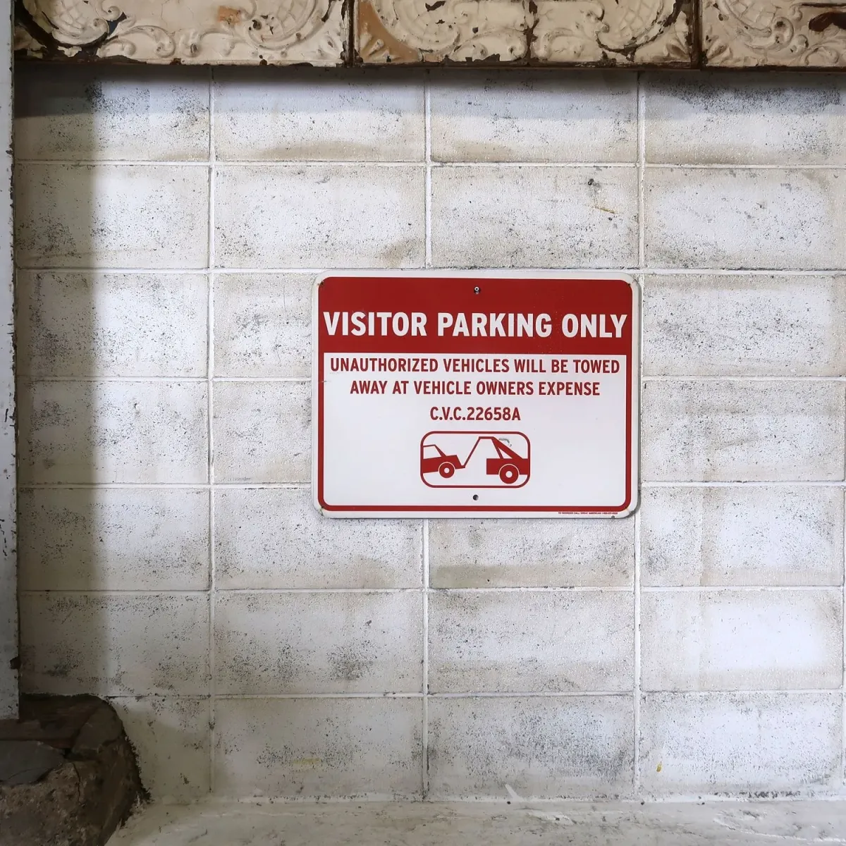 ロードサイン VISITOR PARKING ONLY