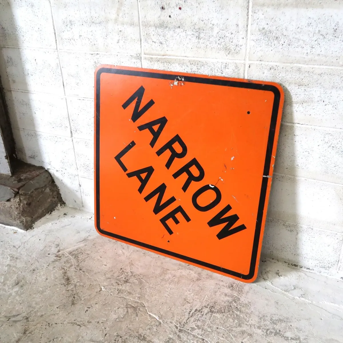 NARROW LANE 大型ロードサイン