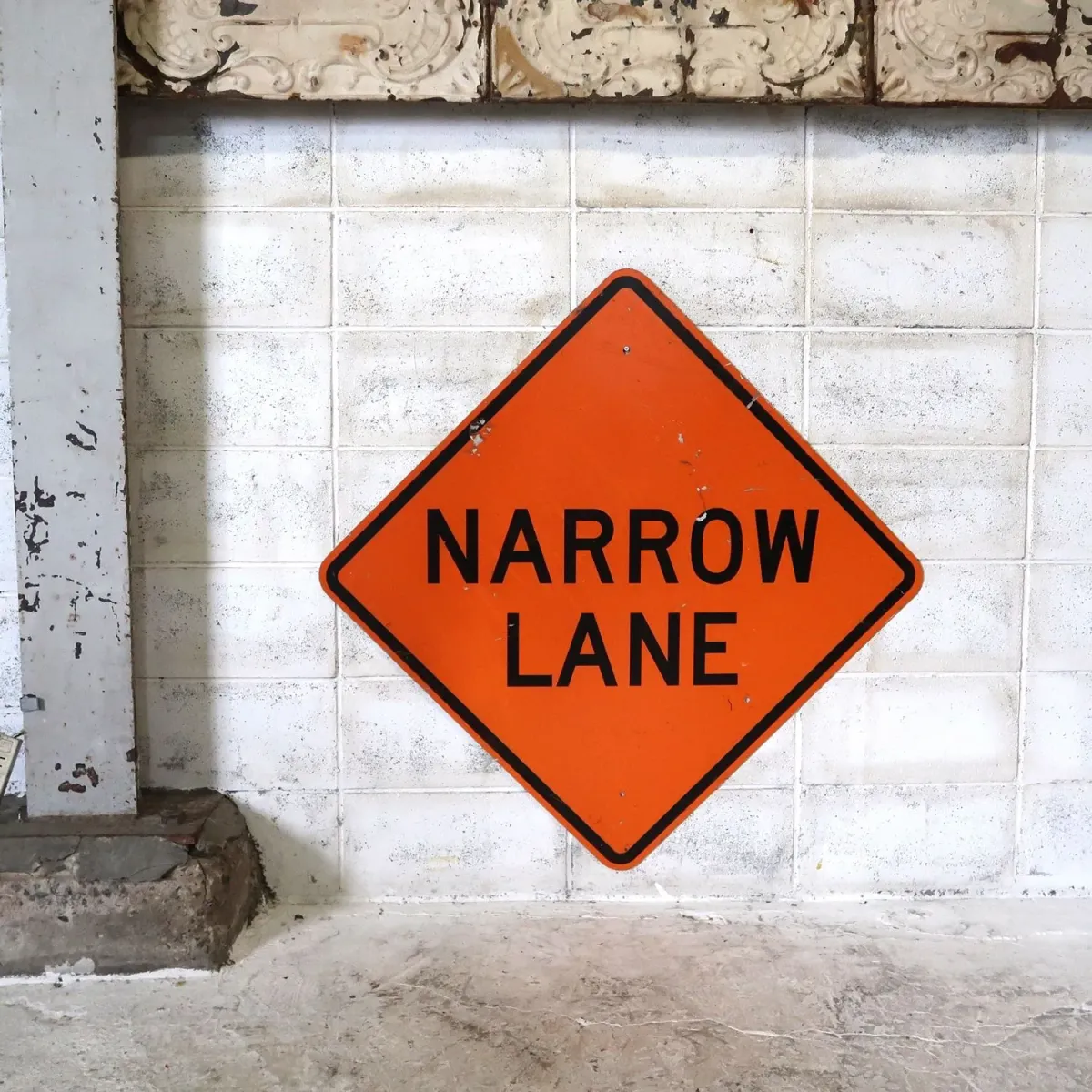 NARROW LANE 大型ロードサイン