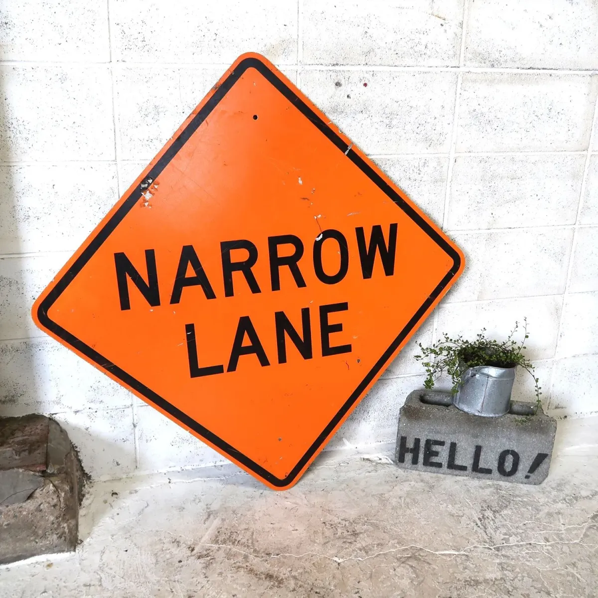 NARROW LANE 大型ロードサイン