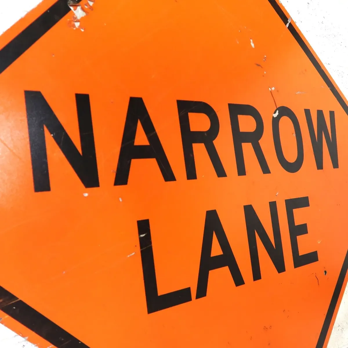 NARROW LANE 大型ロードサイン