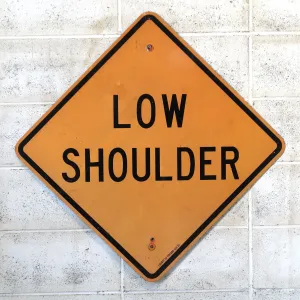 LOW SHOULDER ロードサイン