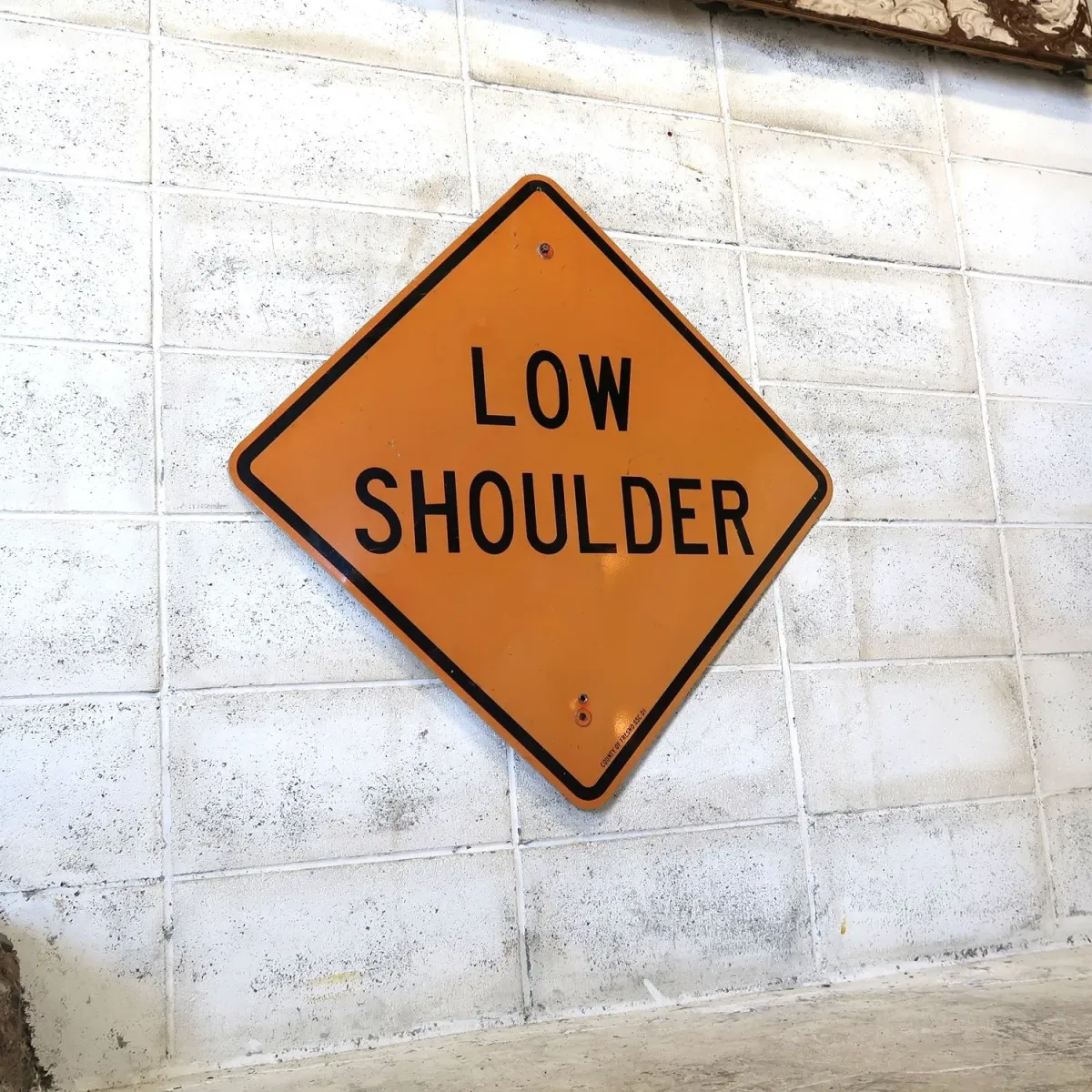 LOW SHOULDER ロードサイン