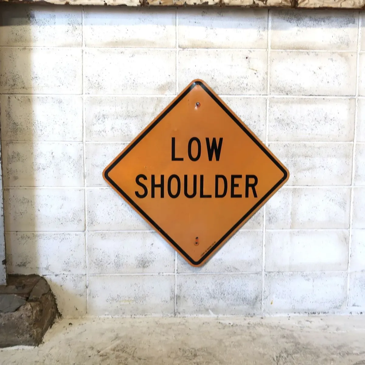 LOW SHOULDER ロードサイン