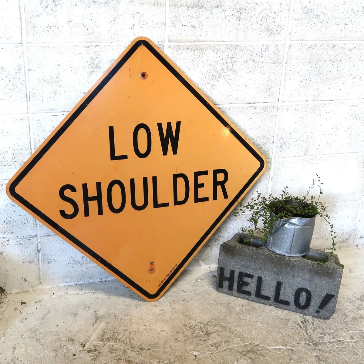 LOW SHOULDER ロードサイン