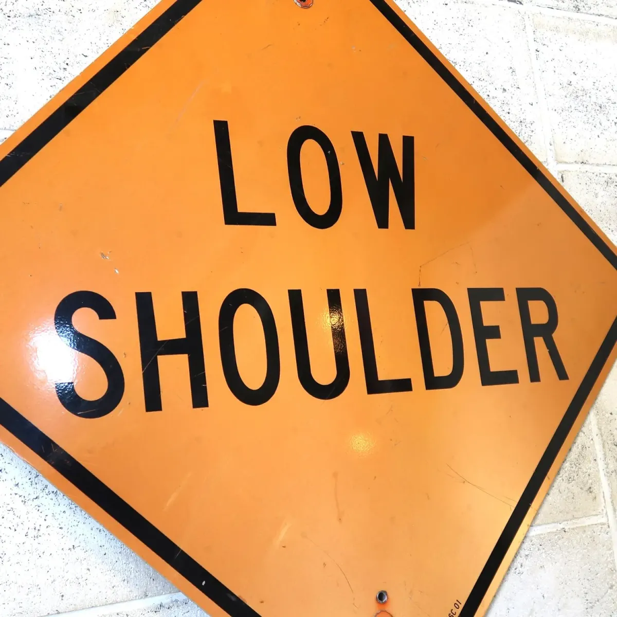 LOW SHOULDER ロードサイン