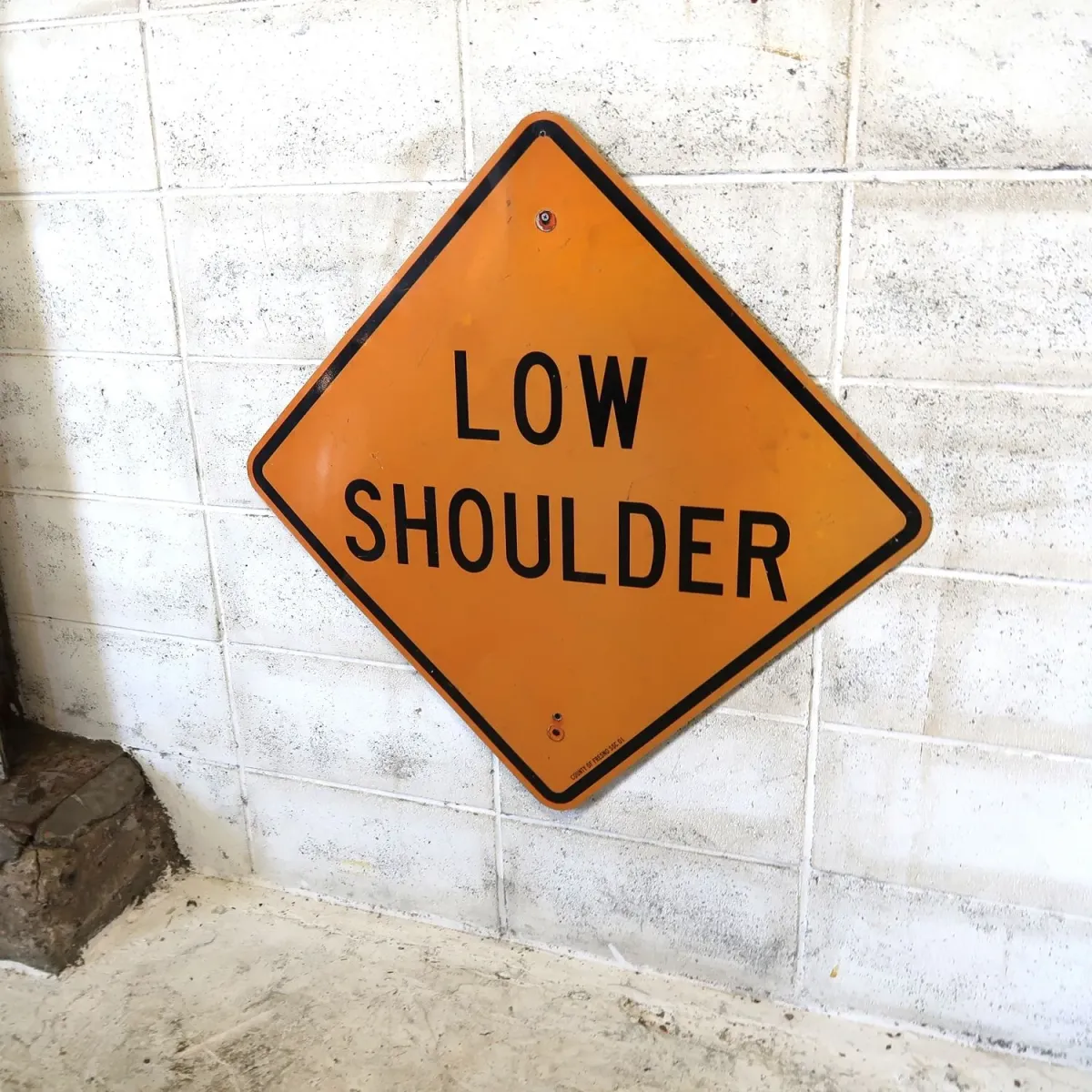 LOW SHOULDER ロードサイン