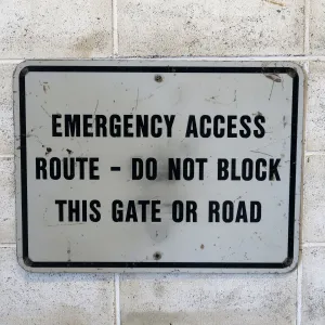 EMERGENCY ACCESS ROUTE ビンテージ ロードサイン