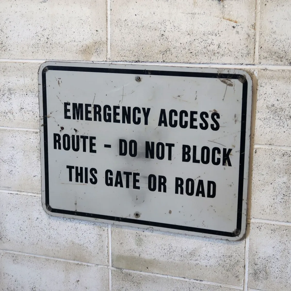 EMERGENCY ACCESS ROUTE ビンテージ ロードサイン