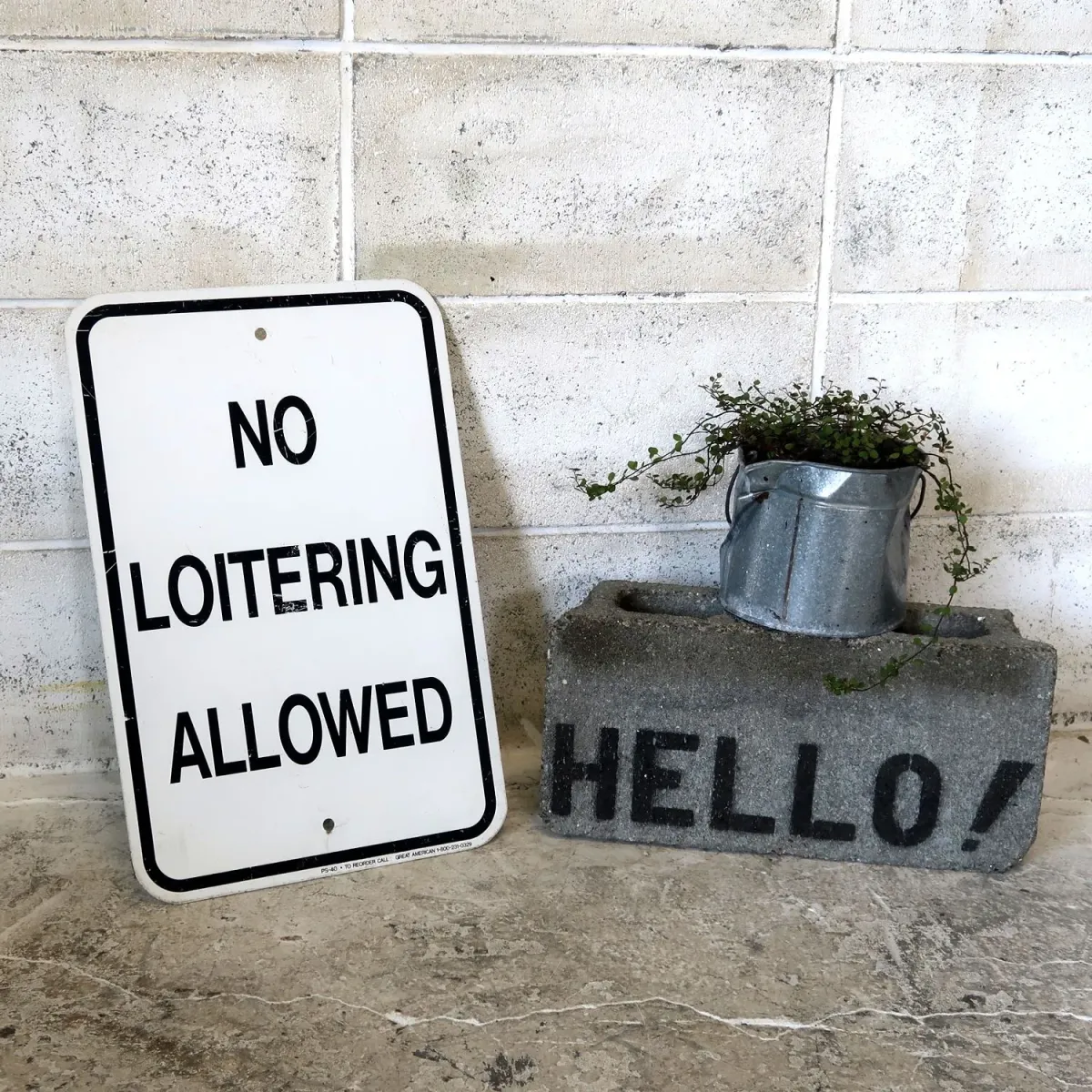 NO LOITERING ALLOWED メタルサイン