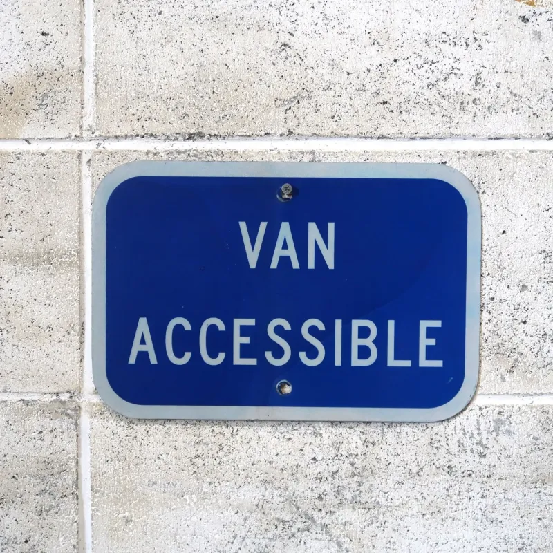 VAN ACCESSIBLE ロードサイン