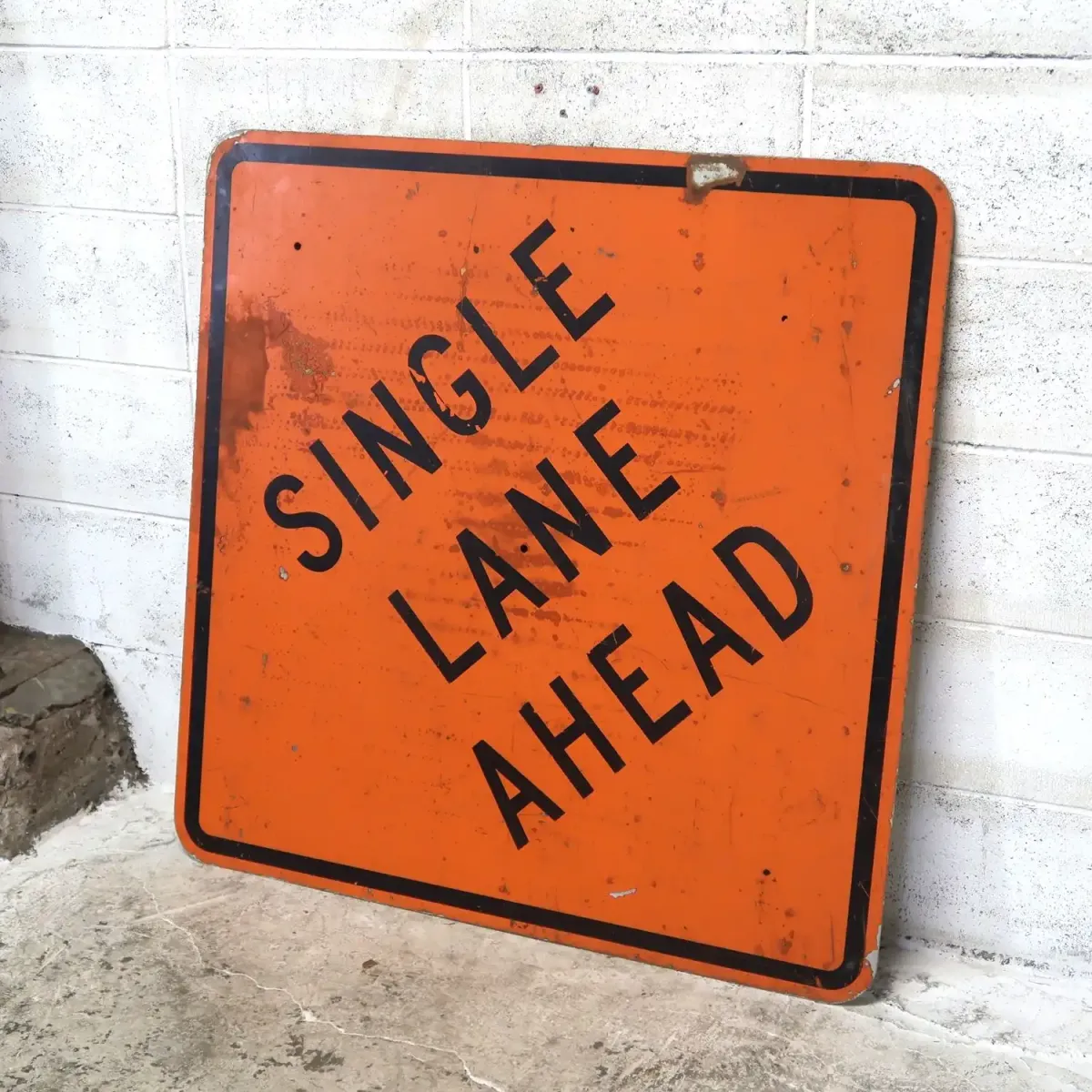 SINGLE LANE AHEAD 大型ロードサイン