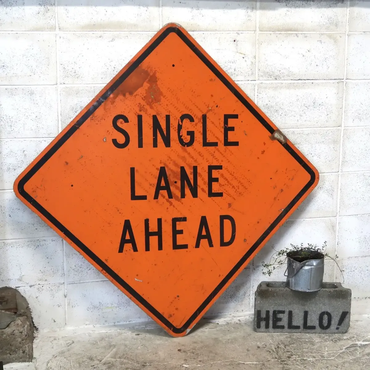 SINGLE LANE AHEAD 大型ロードサイン