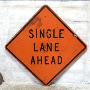 SINGLE LANE AHEAD 大型ロードサイン