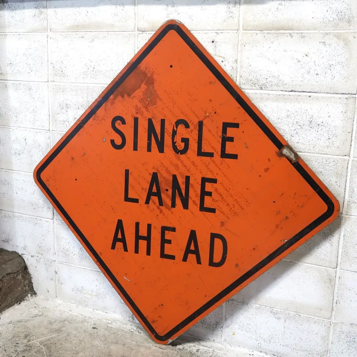 SINGLE LANE AHEAD 大型ロードサイン