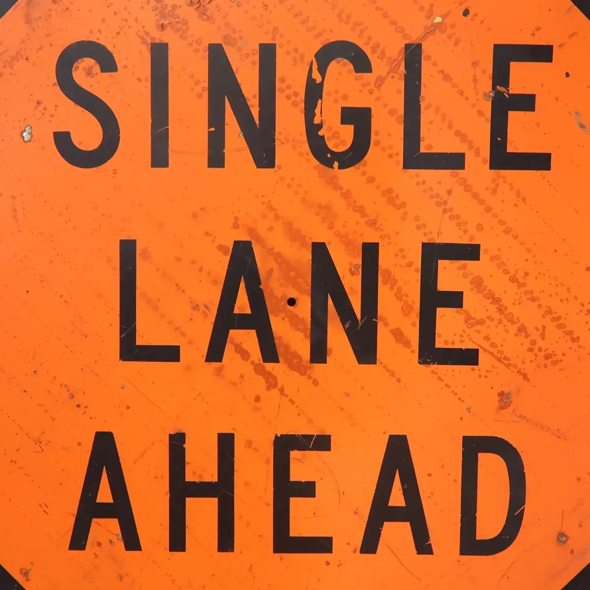 SINGLE LANE AHEAD 大型ロードサイン