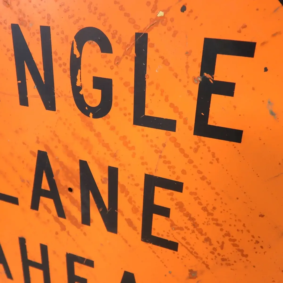 SINGLE LANE AHEAD 大型ロードサイン