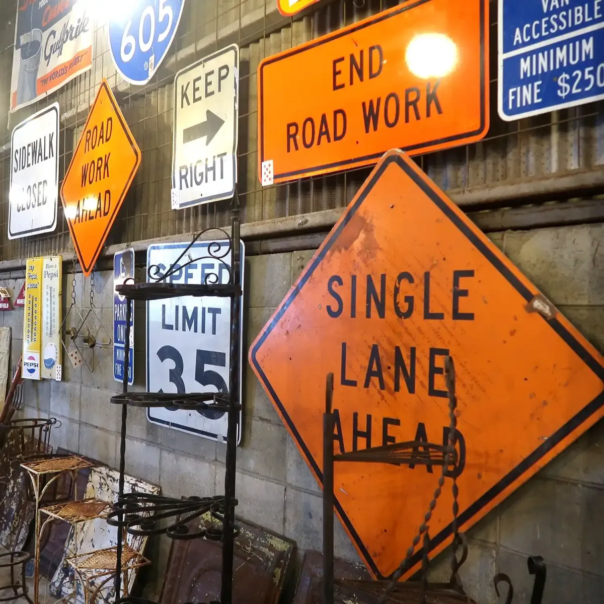 SINGLE LANE AHEAD 大型ロードサイン